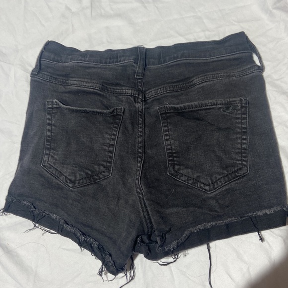 HOLLISTER ULTRA HIGH-RISE BLACK VINTAGE RELAXED DENIM MOM SHORT (7) - Picture 4 of 6